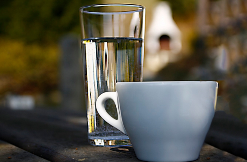 Почему итальянцы пьют воду перед кофе