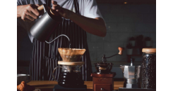 Бариста как Мастер: Профессионализм и Роль в Современной Кофейной Культуры