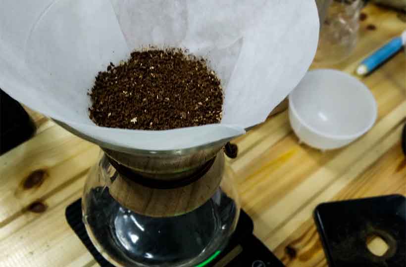 Разравнивание кофе в фильтре методом кемекс
